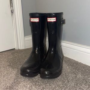 HUNTER BOOTS black short gloss rain boots with buckles - size 8